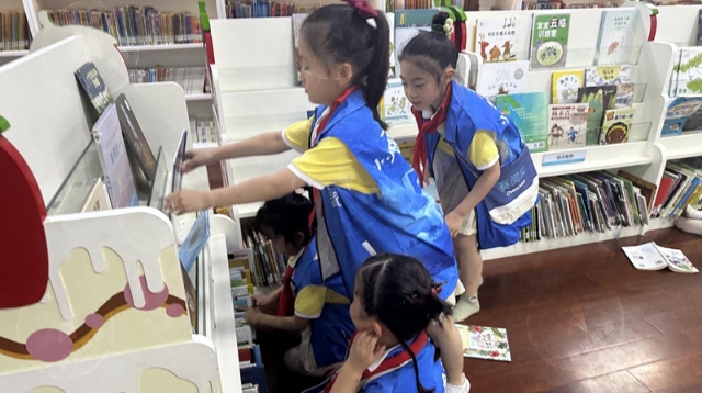 化身“小小圖書管家” 城中小學學生走進南通市圖書館