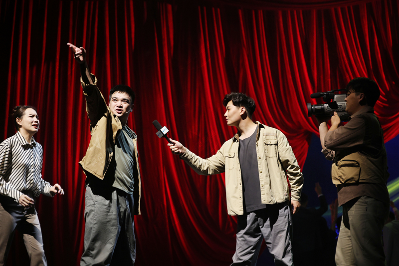 長江大保護現實題材話劇《滄桑巨變——我們的臥魚島》上演